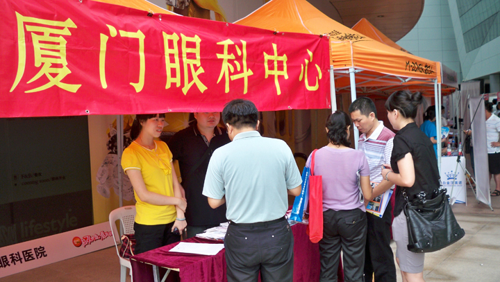 為高考學(xué)生開展咨詢服務(wù)