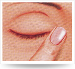閉眼，用手指輕輕向鼻梁方向壓迫內(nèi)側(cè)眼角,保持滴藥姿勢(shì)1-3分鐘。