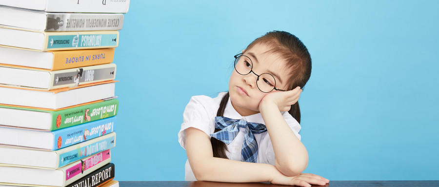 斜視會(huì)并發(fā)哪些容易混淆的疾?。?></div>
			<div   id="mksuma4m"   class="me_info">
				<div   id="mksuma4m"   class="info_des">可發(fā)生以下并發(fā)癥： 大部分斜視患者都同時(shí)患有弱視。由于斜視患者長(zhǎng)期一只眼注視，另一只眼將造成廢用性視力下降或停止發(fā)育，日后即便戴合適的眼鏡，視力也不能達(dá)到正常。 在...</div>
				<div   id="mksuma4m"   class="info_more"><li ><a href=