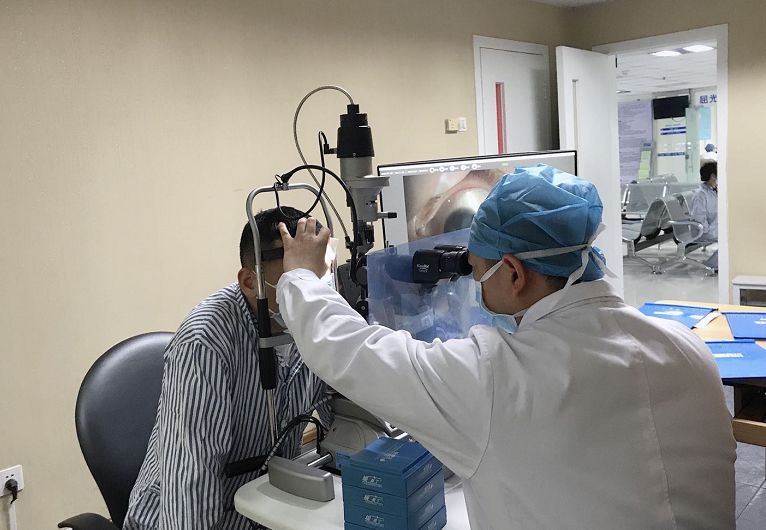 陳偉主任為患者做術(shù)后復查